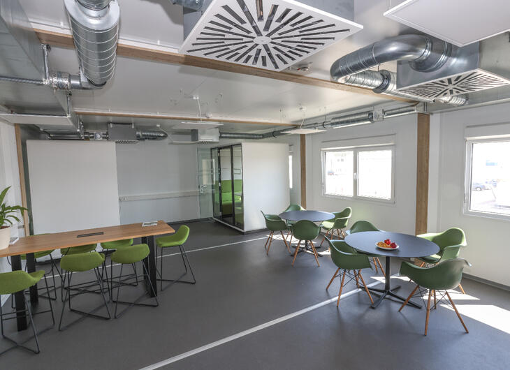 Aufenthaltsraum innen mit grünen Stühlen Aufenthaltsraum innen mit grünen Stühlen