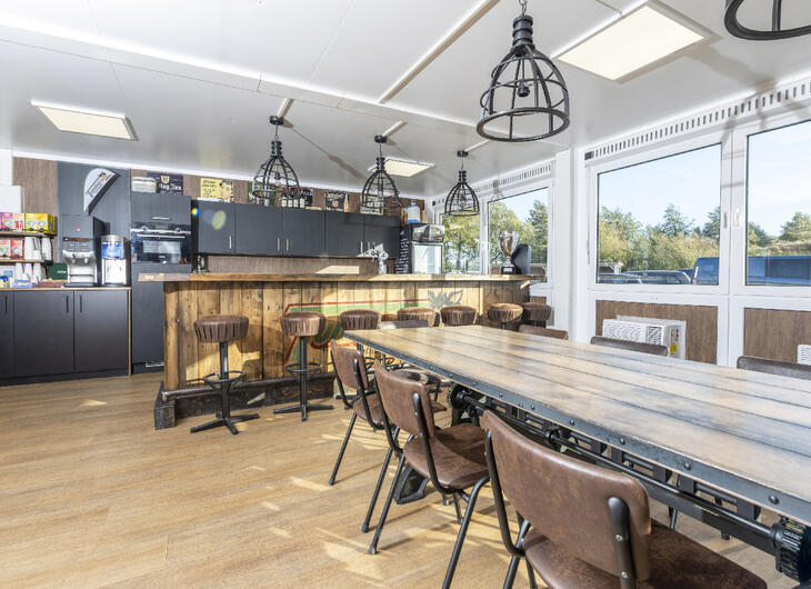 Aufenthaltsraum-innen-mit-Holztisch und Holz Stühlen Aufenthaltsraum-innen-mit-Holztisch und Holz Stühlen