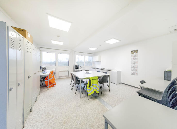 Aufenthaltsraum mit Spinden, Tisch und Küche Aufenthaltsraum mit Spinden, Tisch und Küche