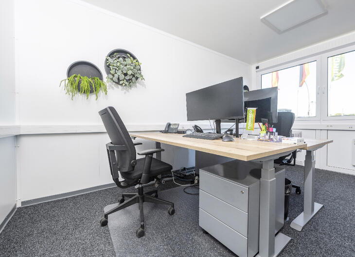 Bürocontainer-von-innen-mit-ausgestattetem Tisch