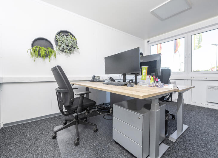 Bürocontainer-von-innen-mit-ausgestattetem-Tisch Bürocontainer-von-innen-mit-ausgestattetem-Tisch