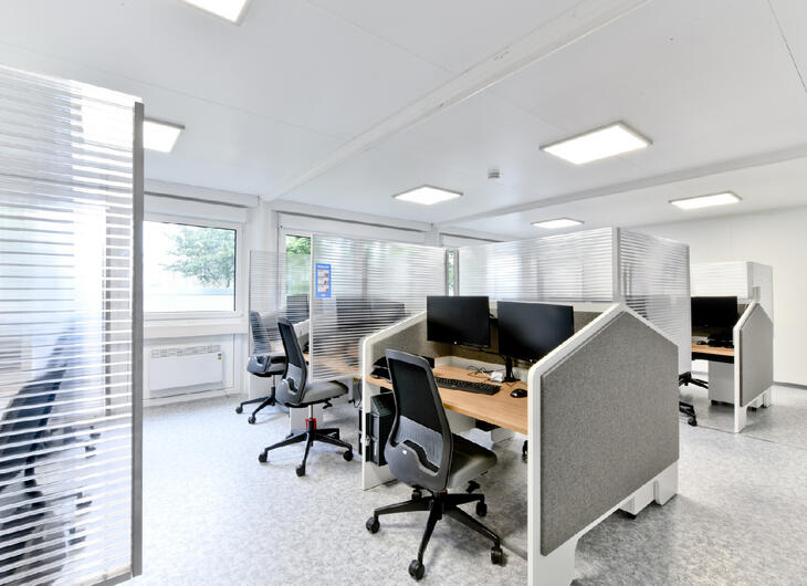 Bürocontainer-von-innen-mit-ausgestatteten-Tischen-und-Trennwänden Bürocontainer-von-innen-mit-ausgestatteten-Tischen-und-Trennwänden