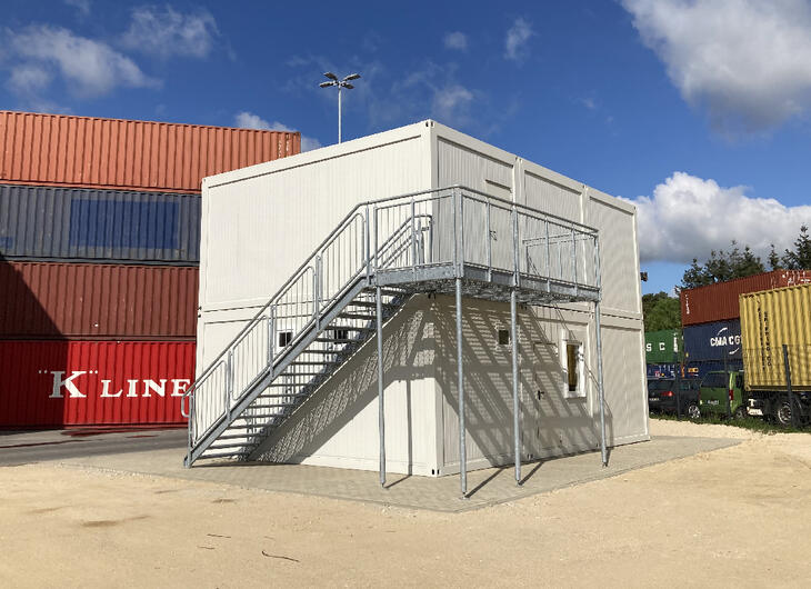 6er Baucontaineranlage von außen mit außenliegender Treppe