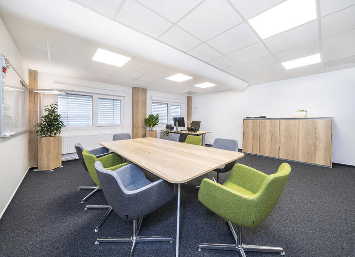 Besprechungsraum mit Filzboden, Tisch, Stühlen und Schreibtisch Besprechungsraum mit Filzboden, Tisch, Stühlen und Schreibtisch