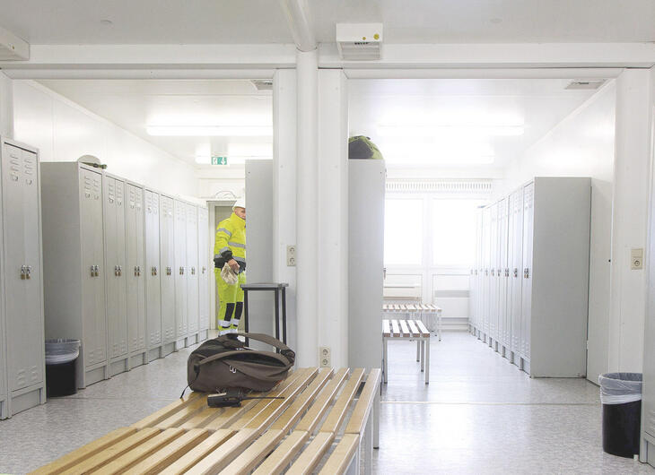 Umkleideraum mit Spinden und Bänken Umkleideraum mit Spinden und Bänken