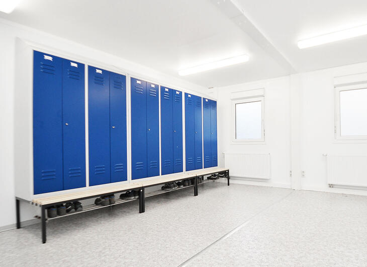 Spinde in Bau mit Bänken Spinde in Bau mit Bänken