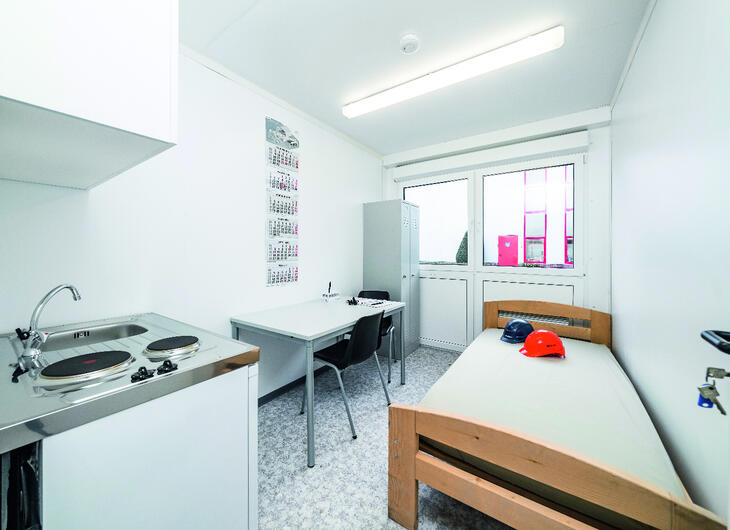 Container mit Küche, Tisch, Schrank und Bett Container mit Küche, Tisch, Schrank und Bett