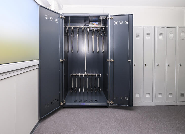 Container mit Schränken und Spinden Container mit Schränken und Spinden