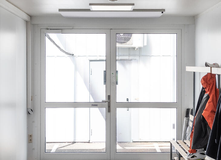 Containereingang von innen mit Glastür Containereingang von innen mit Glastür