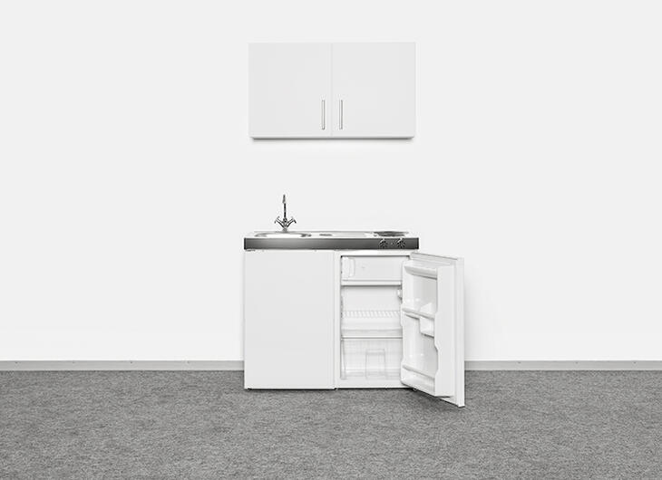 Waschbecken, Kühlschrank und Hängeschrank Waschbecken, Kühlschrank und Hängeschrank