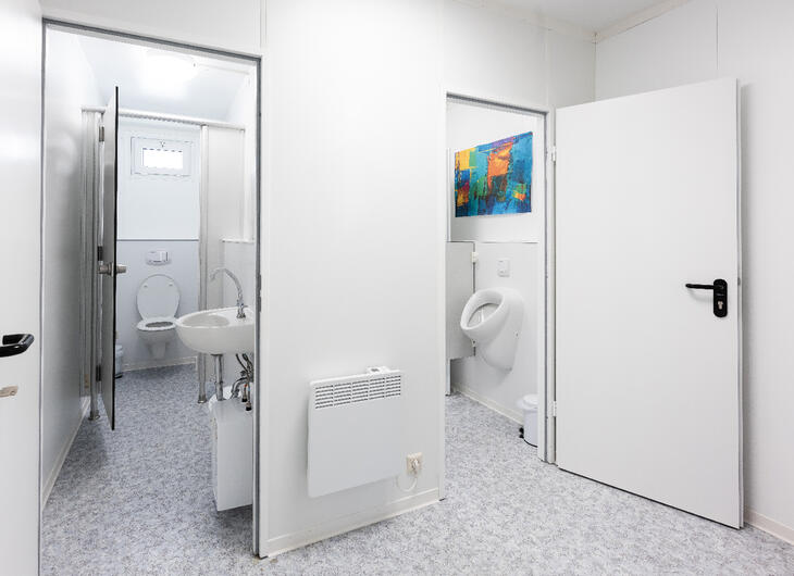 Sanitärcontainer-von-innen-mit-blick-auf-2 wcs mit waschbecken