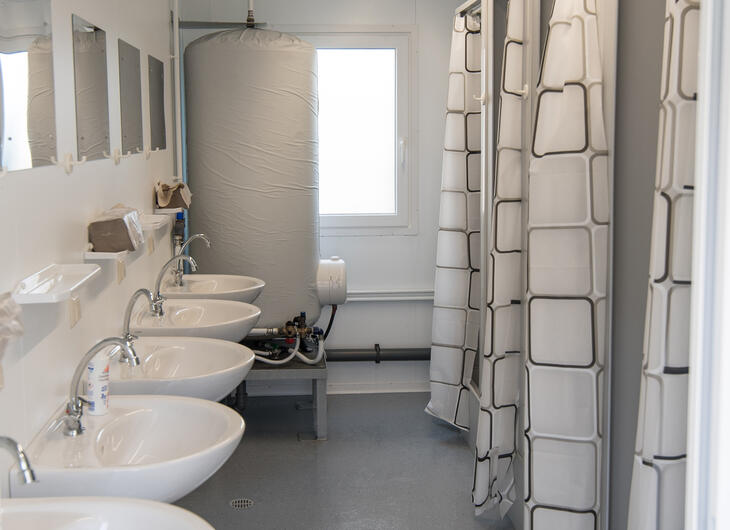 Sanitärcontainer-von-innen-mit-blick-auf-duschen und waschbecken