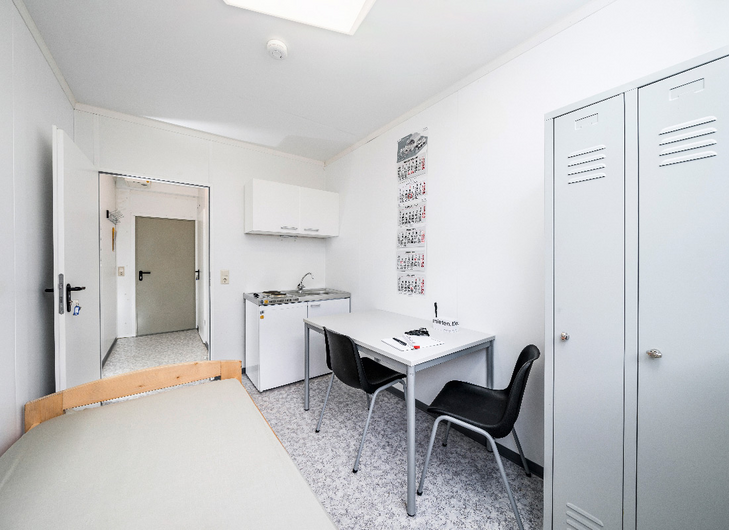 Wohncontainer innen mit Bett, Küche , Tisch und Schrank Wohncontainer innen mit Bett, Küche , Tisch und Schrank