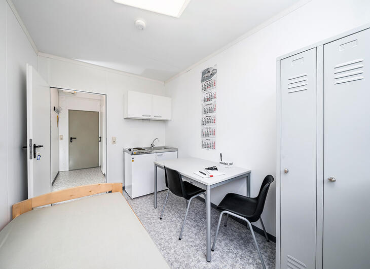 Wohncontainer mit Bett, Spinden, Küche und Schreibtisch