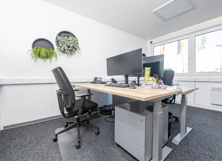 Bürocontainer mit Stuhl und Tisch