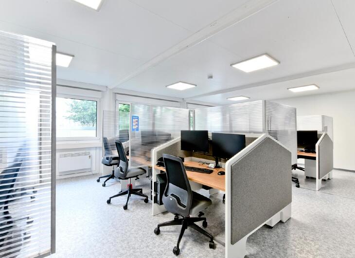 Bürocontainer Arbeitsplätze mit Sichtschutz