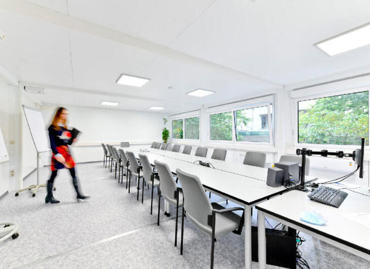 Bürocontaineranlage von Innen mit Tisch