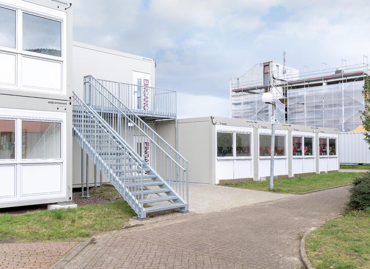 Containeranlage außenansicht mit Treppe Containeranlage außenansicht mit Treppe