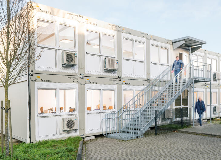 Große-Schulanlage-außenansicht