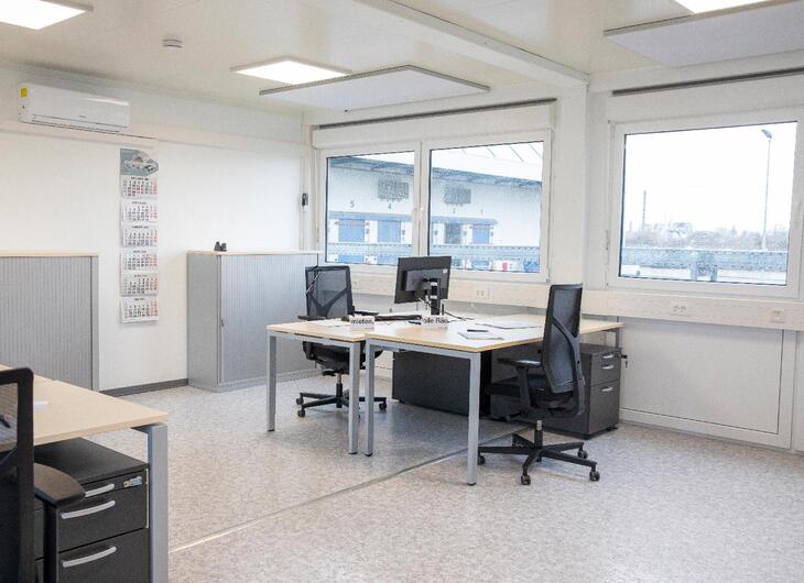 Bürocontainer mit Schreibtisch