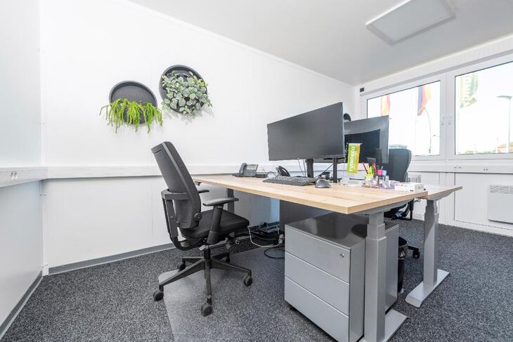 Bürocontainer mit Stuhl und Tisch