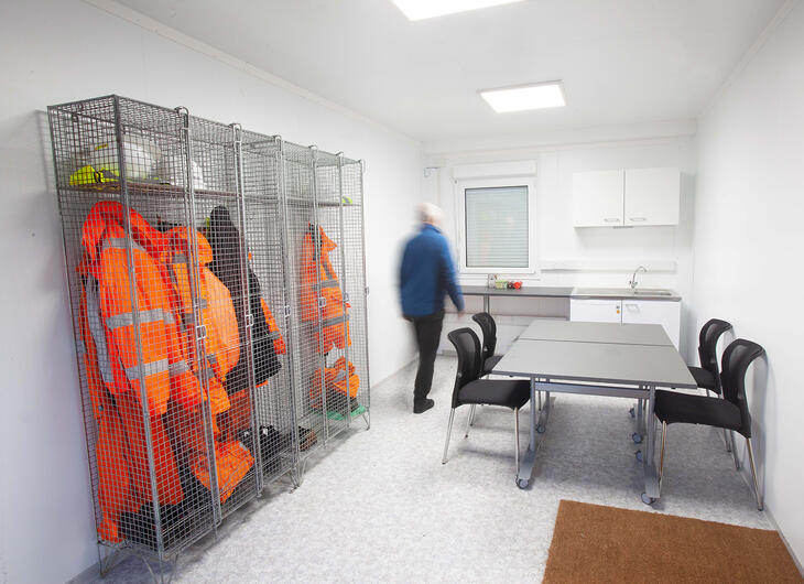 Mannschaftscontainer von Innen mit Tischen, Küche und Spind