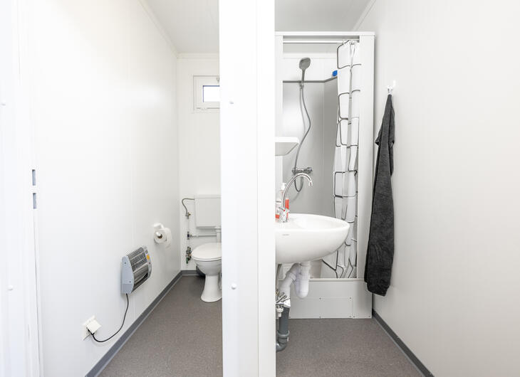 Schwarz Weiß Container Toilette mit Dusche zur Miete