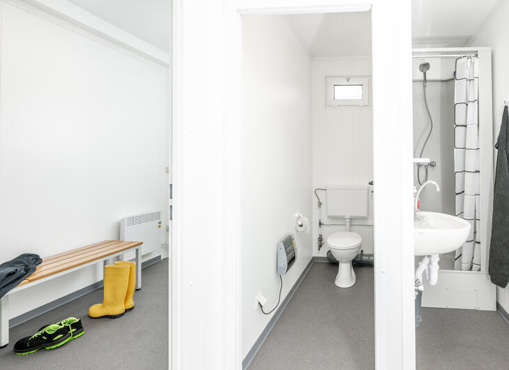 Schwarz Weiß Container mit Umkleide, Dusche und Toilette Innenansicht