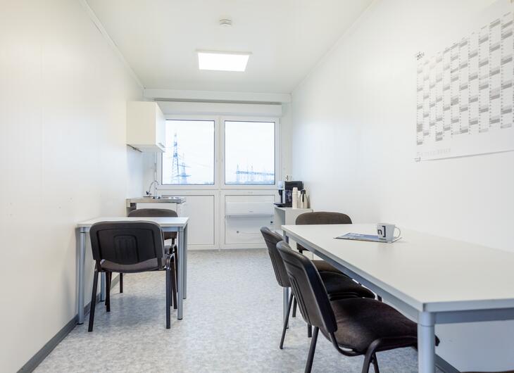 Tische im Mannschaftscontainer