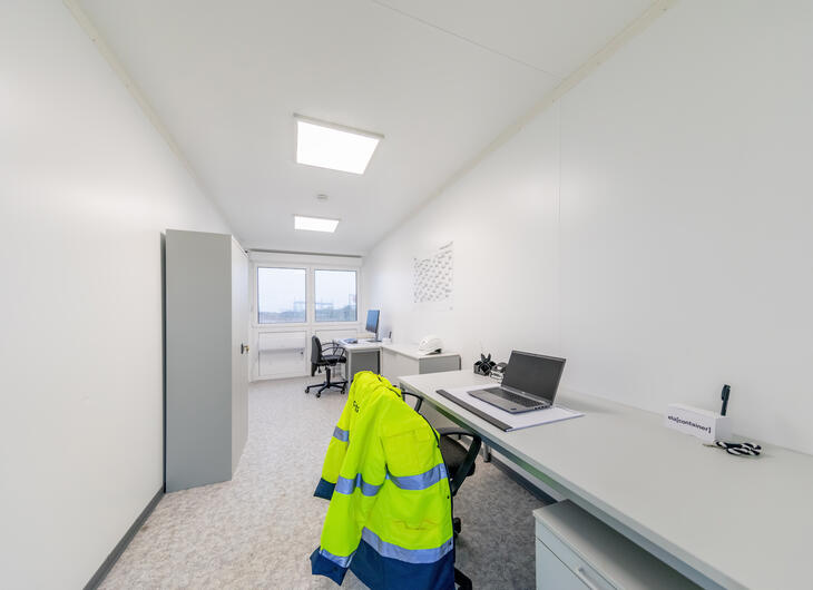 Bürocontainer innen mit Warnweste