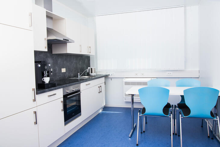 ELA Container - Küchencontainer mit Kochecke und Sitzmöglichkeit