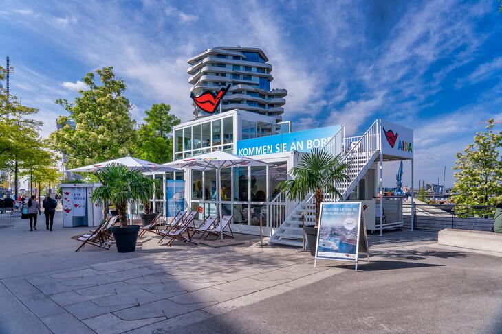ELA Container - Terasse bietet Ausblick über Hamburger Hafen