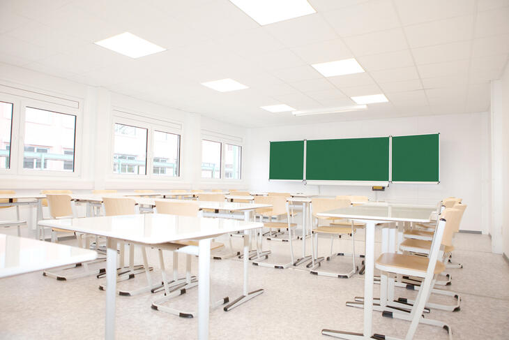 Innenansicht Klassenzimmer in U-Form mit klassicher Ausstattung - ELA Container
