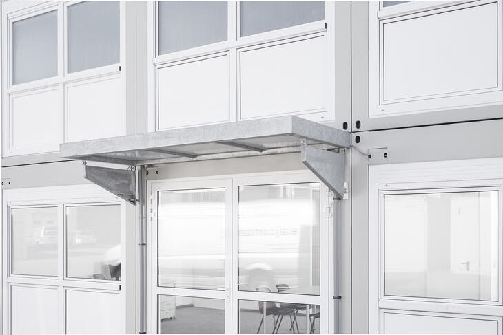 ELA Container - Vordach schützt Eingänge vor Regen und Sonneneinstrahlung