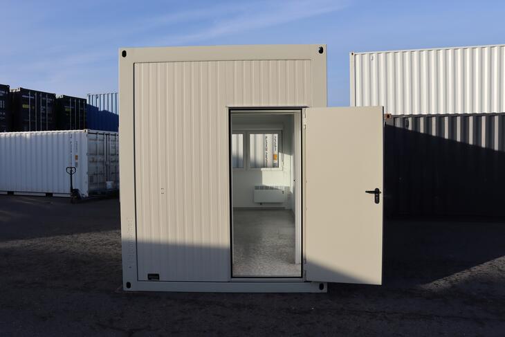 Gebrauchter Bürocontainer Frontansicht mit offener Tür