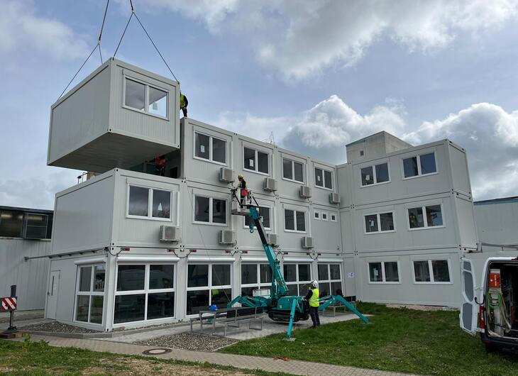 ELA Bürocontainer Außenanlage Aufbau mit Kran
