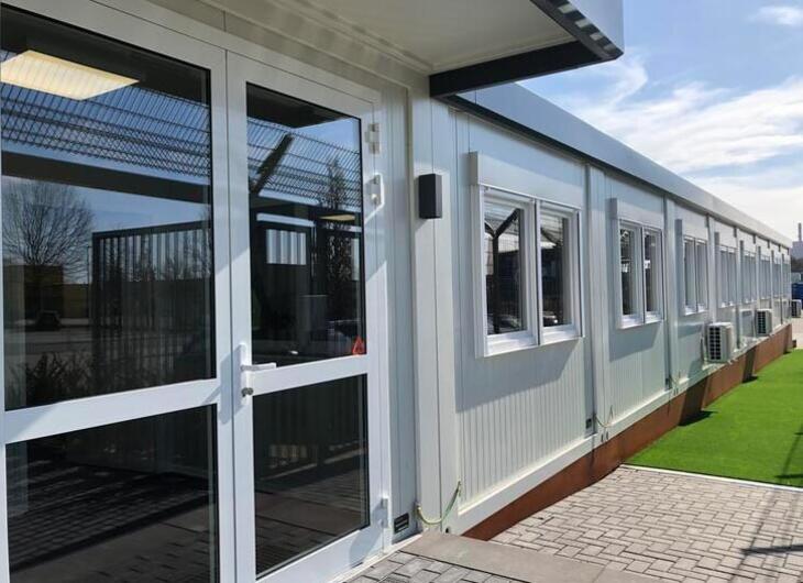 ELA Bürocontainer Eingang mit Fensterfront