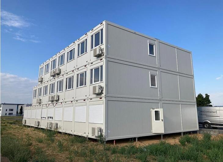 Großanlage Büro aus Containern in der Außenansicht