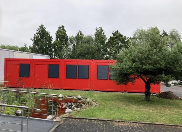 ELA Bürocontainer in Rot von Aussen