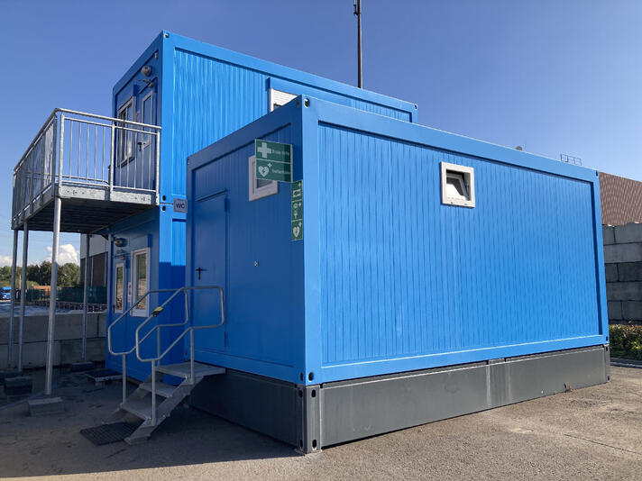 Büroanlage aus Containern in Blau