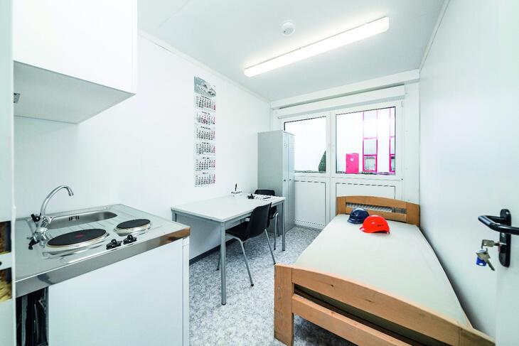 ELA Wohncontainer mit Bett, Küche und Tisch