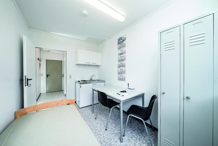 ELA Wohncontainer mit Tisch, Bett und Schrank