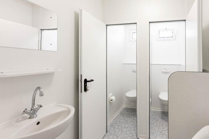 Sanitärcontainer mit Toiletten und Waschbecken