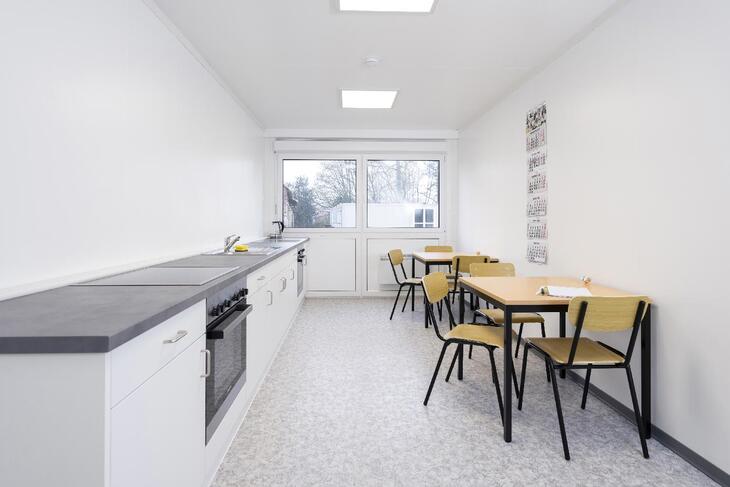 Große Wohncontaineranlage mit Aufenthaltsbereich