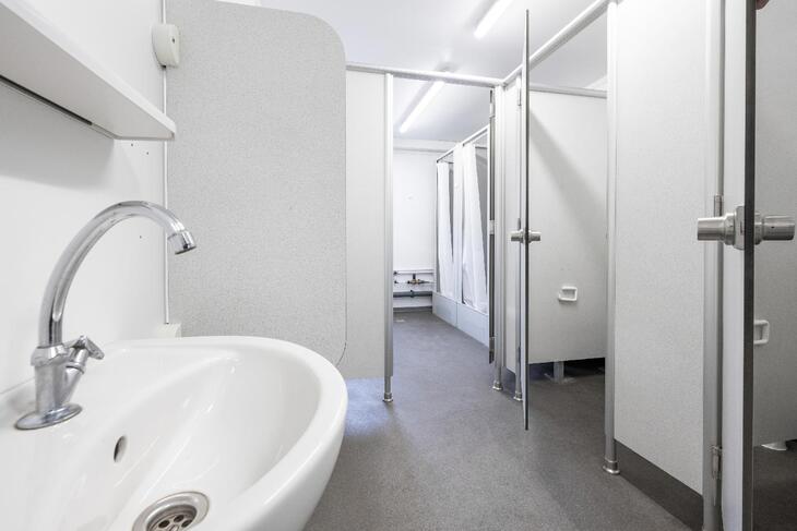 Mittelgroße Wohncontaineranlage von Innen mit Sanitärbereich