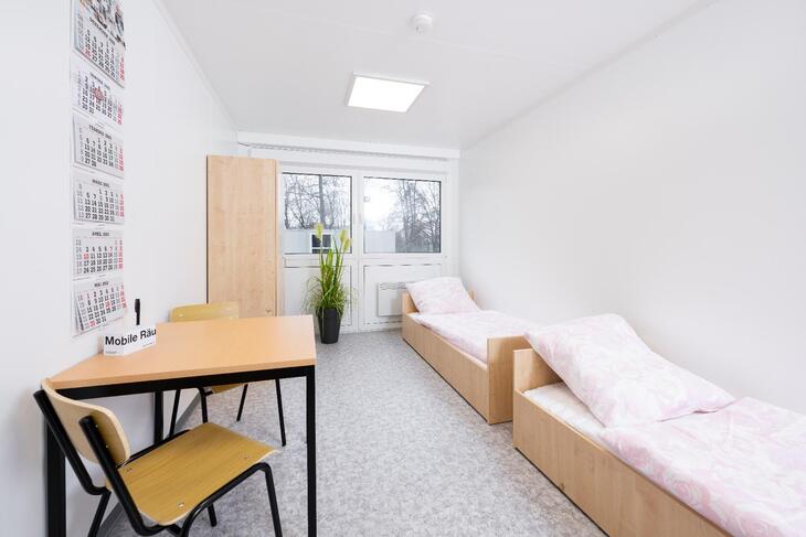 Mittelgroße Wohncontaineranlage von Innen mit Betten