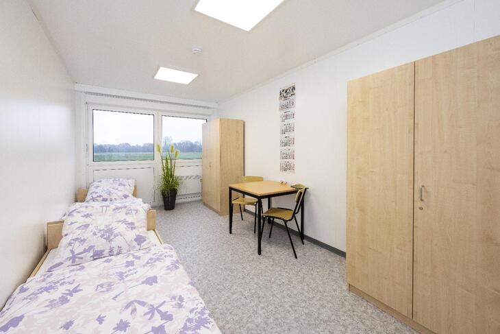 Große Wohncontaineranlage mit Aufenthaltsbereich