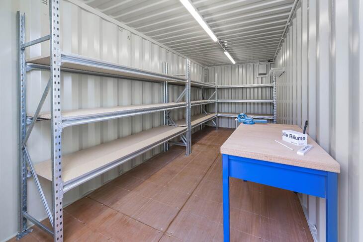 Lagercontainer von Innen mit Schwerlastregal über Eck und Tisch