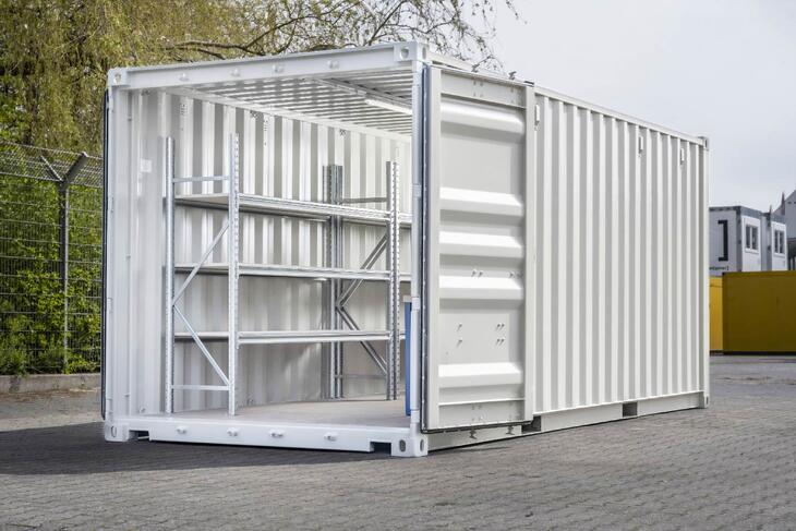 Weißer Lagercontainer mit Schwerlastregal