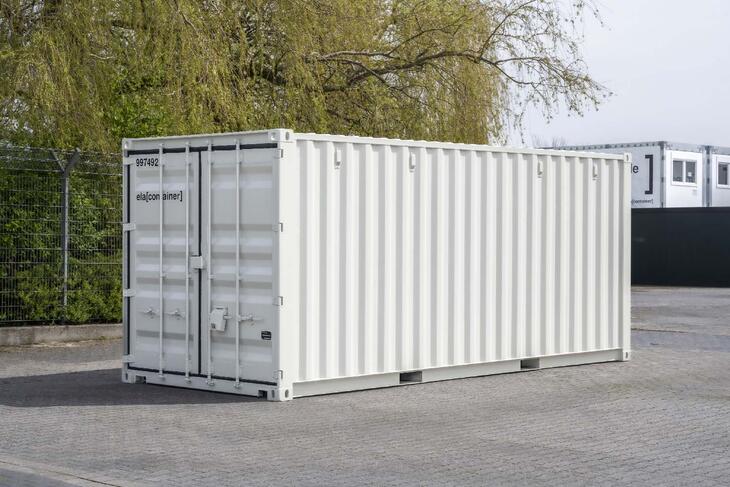 Weißer Lagercontainer von Außen der geschlossen ist